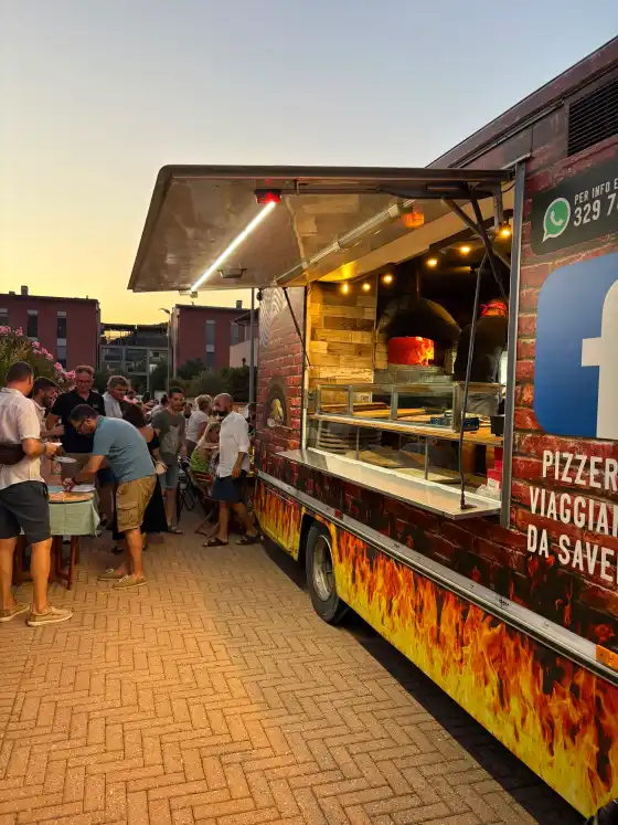 Il camion della Pizzeria Viaggiante da Saverio con il banco aperto e il forno a legna acceso