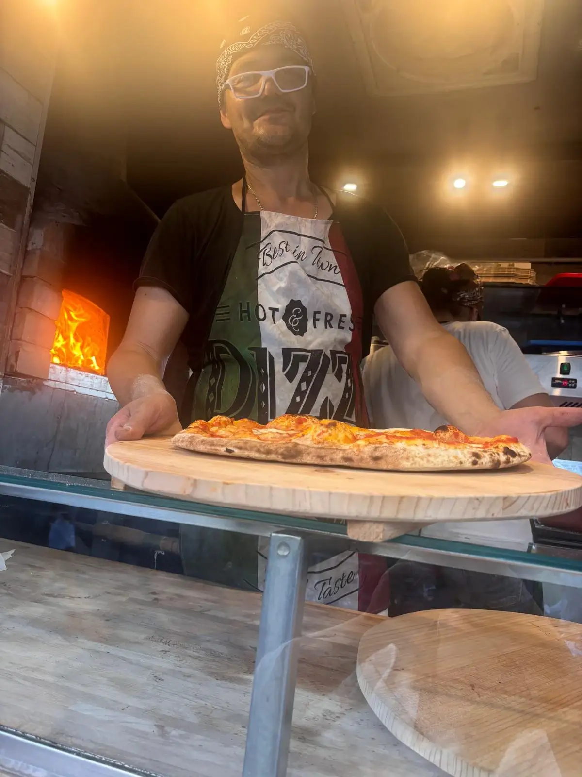 Saverio con una pizza appena tolta dal forno